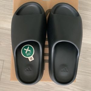 Yeezy Slide Onyx - Mens 8 - Womens 9